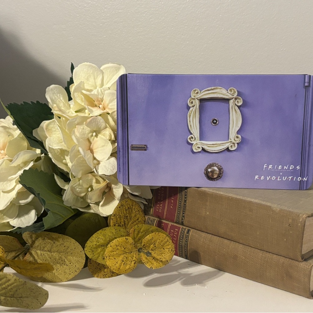 FRIENDS x Revolution Eye Shadow Palette